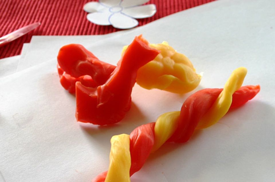 DIY: So macht ihr marmoriertes Wachs