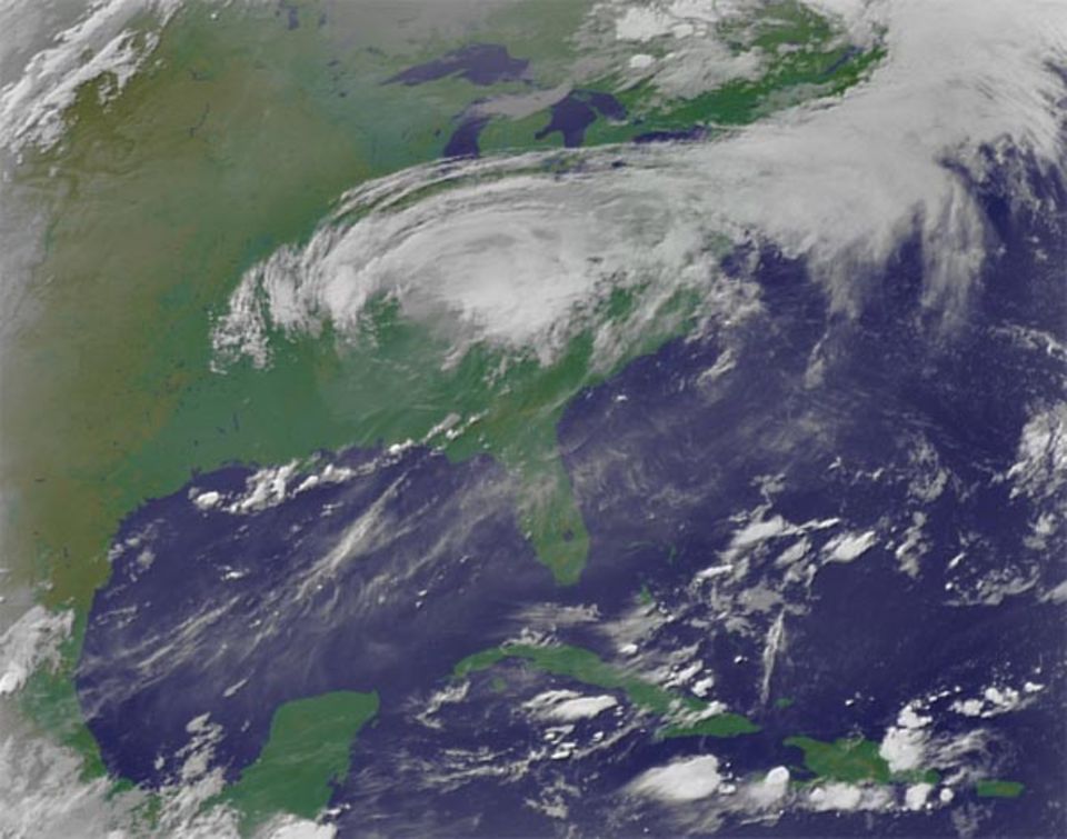 Am Morgen des 30. August, 11 Uhr mitteleuropäischer Zeit, ist Katrina auf dem Weg in den Nordosten der USA. Die Windgeschwindigkeiten betragen nun nur noch rund 100 Stundenkilometer