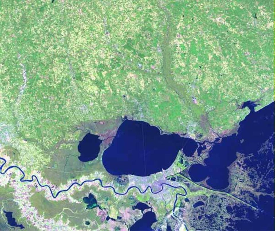 Eingezwängt zwischen dem längsten Fluss Nordamerikas, dem Mississippi, und dem Lake Pontchartrain liegt New Orleans. Viele Straßenzüge liegen unter dem Wasserspiegel des Flusses