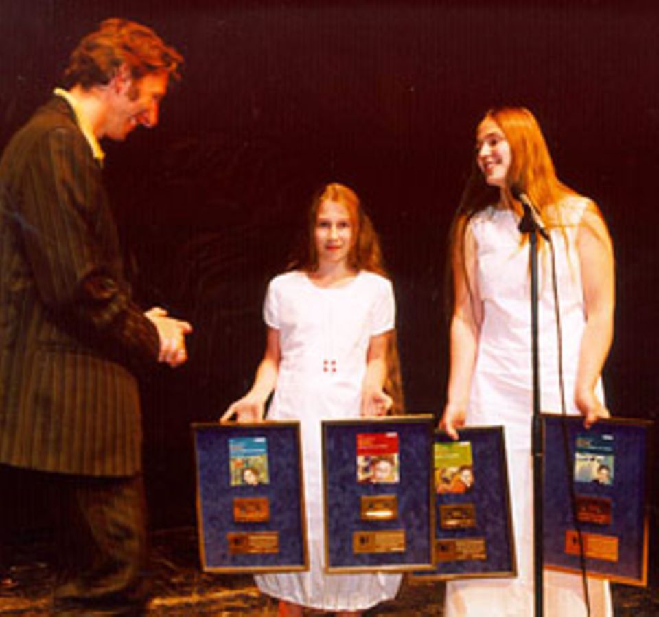Harry Potter: Saskia und ihre Schwester Sarah zusammen mit Rufus Beck bei der Verleihung der Goldenen Schallplatte für die Harry Potter-Hörbücher Harry Potter: Saskia und ihre Schwester Sarah zusammen mit Rufus Beck bei der Verleihung der Goldenen Schallplatte für die Harry Potter-Hörbücher