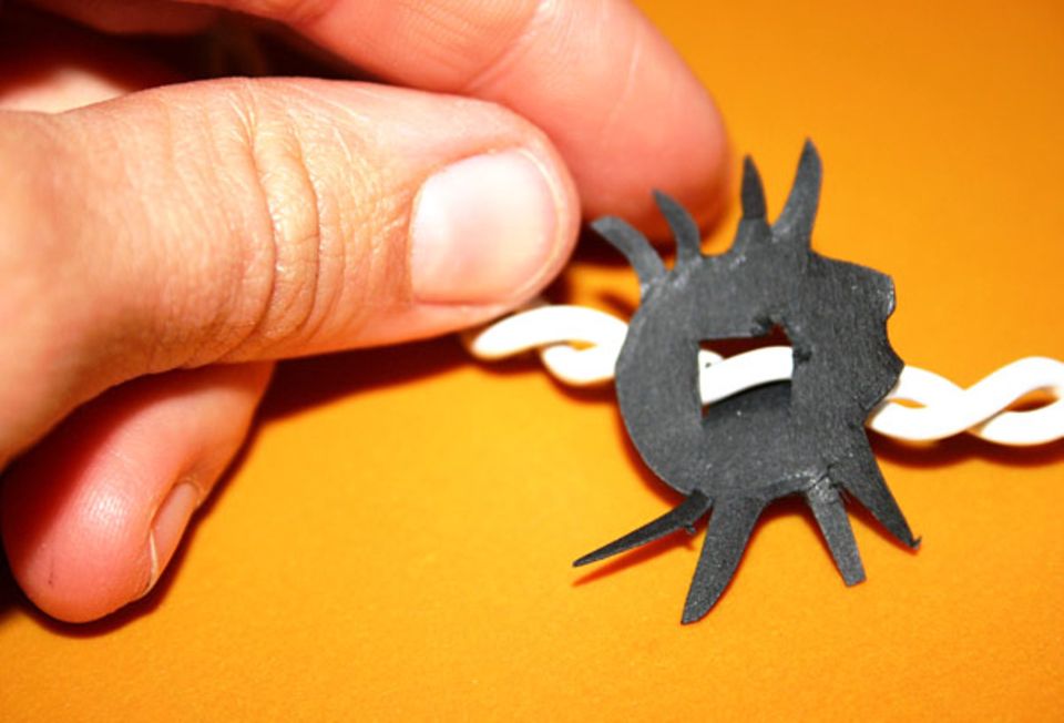Halloween: Kleine Spinnen machen die Lichterkette noch gruseliger Halloween: Kleine Spinnen machen die Lichterkette noch gruseliger