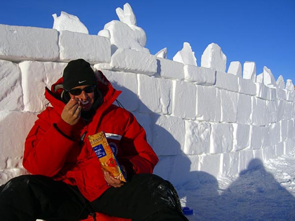 Snack im Eis: GEO-Redakteur Lars Abromeit im Vorbereitungs-Camp