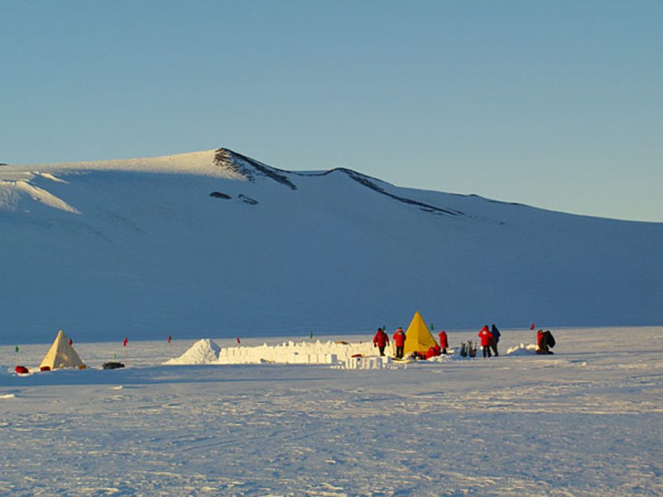 Das Camp soll darauf vorbereiten, im Notfall jene antarktischen Stürme unbeschadet zu überstehen, die mit bis zu 200 Kilometern pro Stunde über das Eis fegen und einem innerhalb von Minuten die Sicht nehmen können