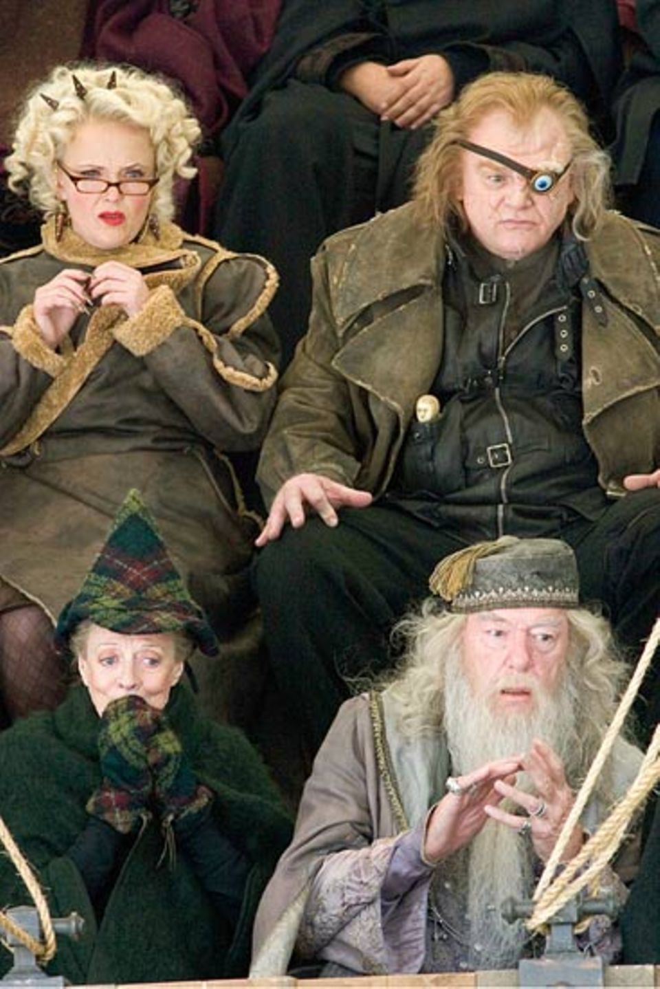 Fotoshow: Auch die Hogwarts-Lehrer (Albus Dumbledore, Mad-Eye Moody und Professorin McGonagall), sowie die neugierige Journalistin Rita Kimkorn (oben links) verfolgen jede Aufgabe, die die Zauberschüler während des Turniers bestehen müssen, mit Höchstspannung
