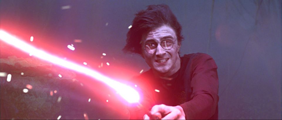 Fotoshow: Harry mitten in einem unvorhergesehenen Kampf - sein direkter Gegner: der fürchterliche Lord Voldemort. Harrys Zauberstab beginnt zu leuchten