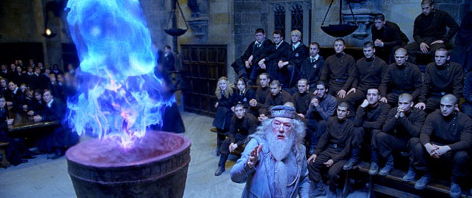 Fotoshow: Dumbledore vor dem Feuerkelch (mit Hilfe dieses magischen Kelches werde die Teilnehmer des Trimagischen Turniers ermittelt) - dieser Kelch ist es, der merkwürdigerweise neben drei anderen auch Harrys Namen auswirft - obwohl Harry doch eigentlich noch zu jung ist, um an dem Turnier teilnehmen zu können ...