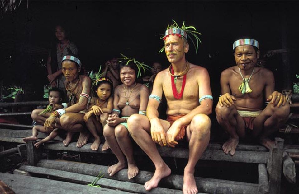 Siberut, Indonesien: Im Volk der Mentawai ist jeder erwachsene Mann ein gelernter Schamane, erkennbar an seiner Kopfhaube. GEO-Reporter Rolf Bökemeier wurde zum Schamanen ehrenhalber ernannt, sonst hätte er die Rituale der Regenwaldbewohner nicht miterleben dürfen