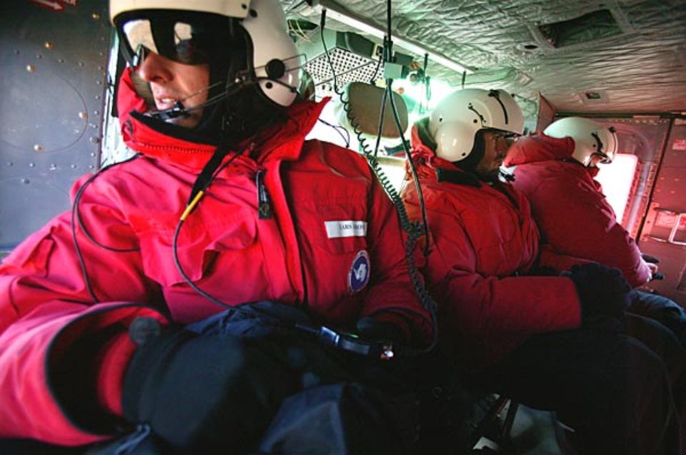 GEO-Reporter Lars Abromeit im Helikopter auf dem Weg in die Dry Valleys GEO-Reporter Lars Abromeit im Helikopter auf dem Weg in die Dry Valleys