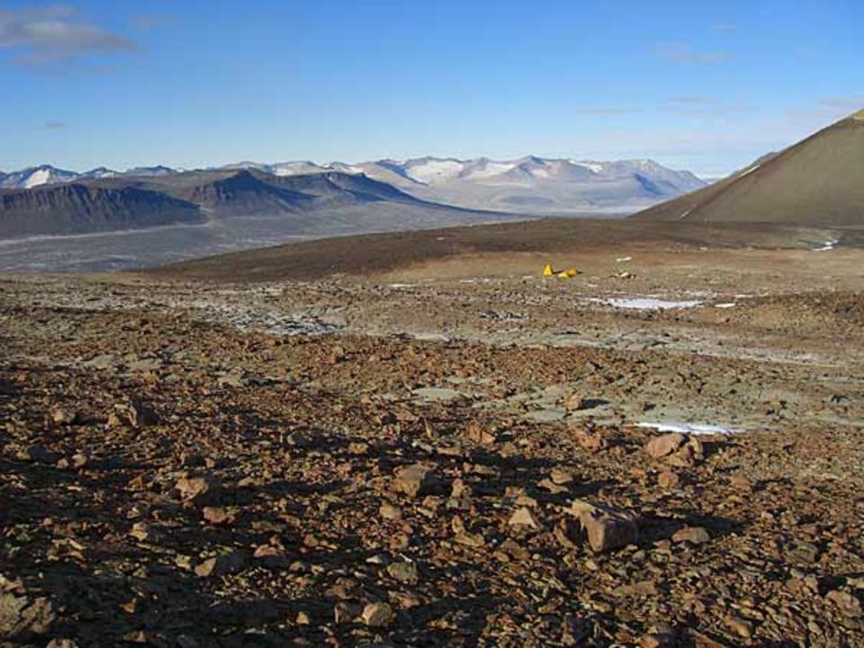 In den Dry Valleys am "Olympus Range" wollen die Forscher der Frage nachgehen, wann genau der antarktische Kontinent in Kälte erstarrte In den Dry Valleys am "Olympus Range" wollen die Forscher der Frage nachgehen, wann genau der antarktische Kontinent in Kälte erstarrte