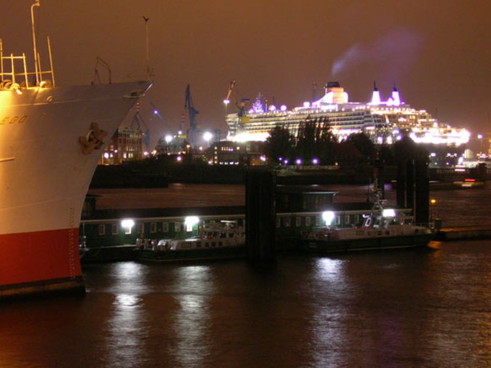 "Queen Mary 2" im Hamburger Hafen: Es geht auch ohne Blitz - sogar nachts. Dann braucht ihr allerdings ein Stativ oder eine feste Unterlage. Sonst verwackelt das Bild "Queen Mary 2" im Hamburger Hafen: Es geht auch ohne Blitz - sogar nachts. Dann braucht ihr allerdings ein Stativ oder eine feste Unterlage. Sonst verwackelt das Bild