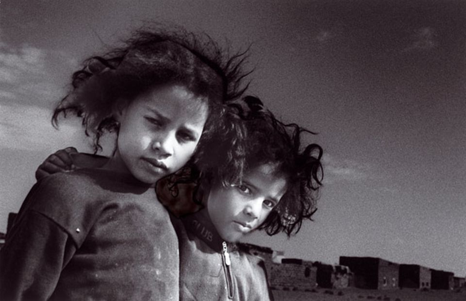 Die etwa sechsjährigen Saharaui-Mädchen blicken in eine ungewisse Zukunft. Sie leben in einem Auffanglager in der algerischen Sahara und sind auf Hilfsgüter angewiesen Die etwa sechsjährigen Saharaui-Mädchen blicken in eine ungewisse Zukunft. Sie leben in einem Auffanglager in der algerischen Sahara und sind auf Hilfsgüter angewiesen