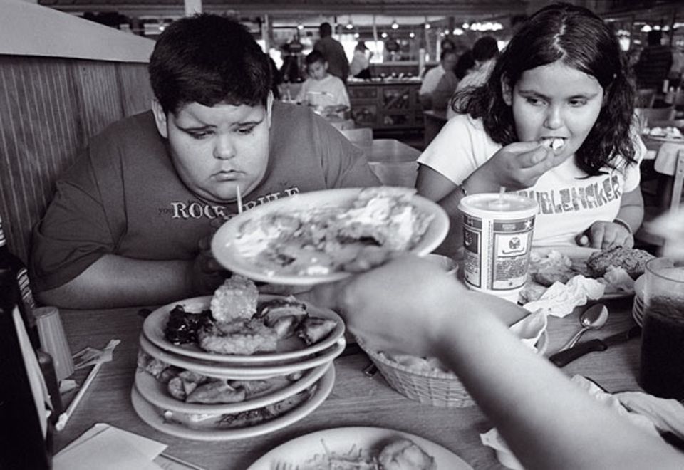 Der vierzehnjährige Jonathan Rojo und seine neunjährige Schwester Yomara bei einem All-you-can-eat-Buffet in Houston, der "dicksten Stadt" Amerikas Der vierzehnjährige Jonathan Rojo und seine neunjährige Schwester Yomara bei einem All-you-can-eat-Buffet in Houston, der "dicksten Stadt" Amerikas