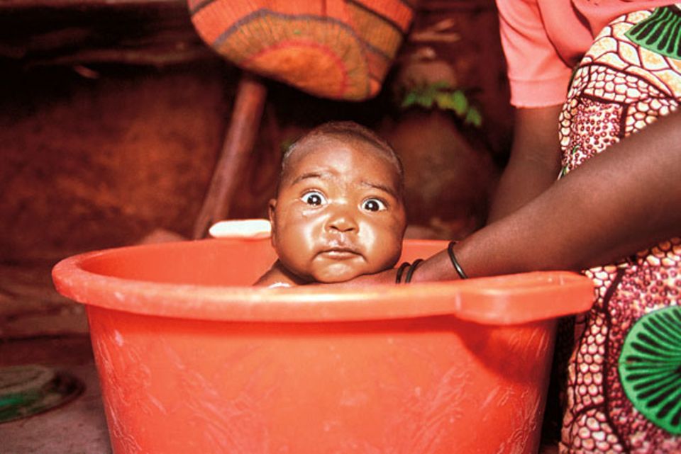 Das Wannenbad: Francis Mutia David, geboren am 5. November 1998 in Musalala, Kenia Das Wannenbad: Francis Mutia David, geboren am 5. November 1998 in Musalala, Kenia