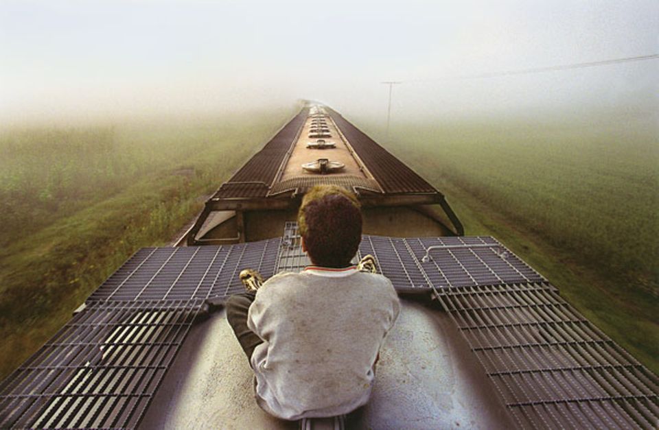 Enrique auf dem Weg nach Norden, von Honduras nach Amerika. Denn dort lebt seine Mutter, um Geld zu verdienen. Elf Jahre hat Enrique darauf gewartet, dass sie zu ihm zurückkehrt, nun will er sie suchen. Unicef-Foto des Jahres 2003 Enrique auf dem Weg nach Norden, von Honduras nach Amerika. Denn dort lebt seine Mutter, um Geld zu verdienen. Elf Jahre hat Enrique darauf gewartet, dass sie zu ihm zurückkehrt, nun will er sie suchen. Unicef-Foto des Jahres 2003