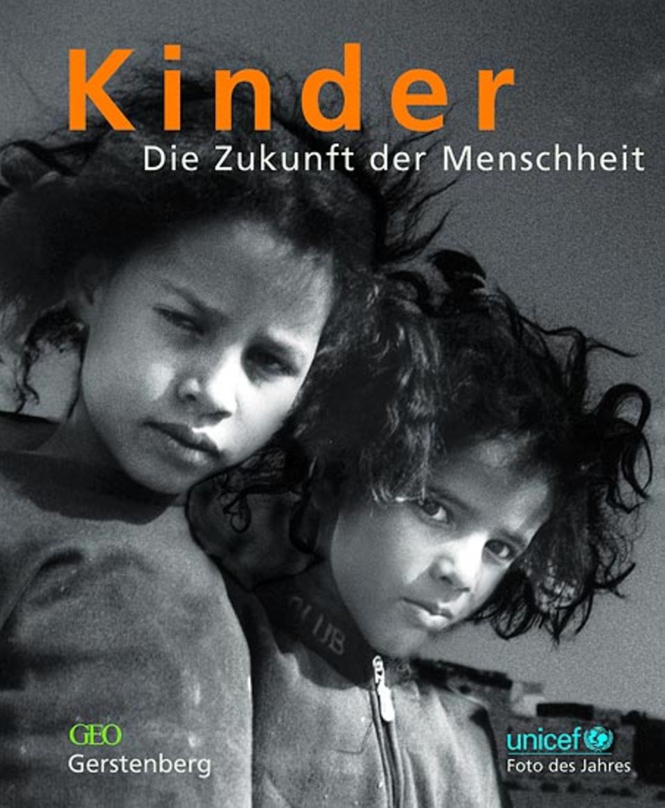 Kinder. Die Zukunft der Menschheit" - so heißt das Buch, in dem all diese tollen Bilder zu sehen sind. Außerdem gibt es darin noch viele andere Bilder, die Kinder auf der ganzen Welt zeigen. "Kinder. Die Zukunft der Menschheit". Herausgegeben von Angela Rupprecht und Ruth Eichhorn. Gerstenberg Verlag, 2005. Kinder. Die Zukunft der Menschheit" - so heißt das Buch, in dem all diese tollen Bilder zu sehen sind. Außerdem gibt es darin noch viele andere Bilder, die Kinder auf der ganzen Welt zeigen. "Kinder. Die Zukunft der Menschheit". Herausgegeben von Angela Rupprecht und Ruth Eichhorn. Gerstenberg Verlag, 2005.