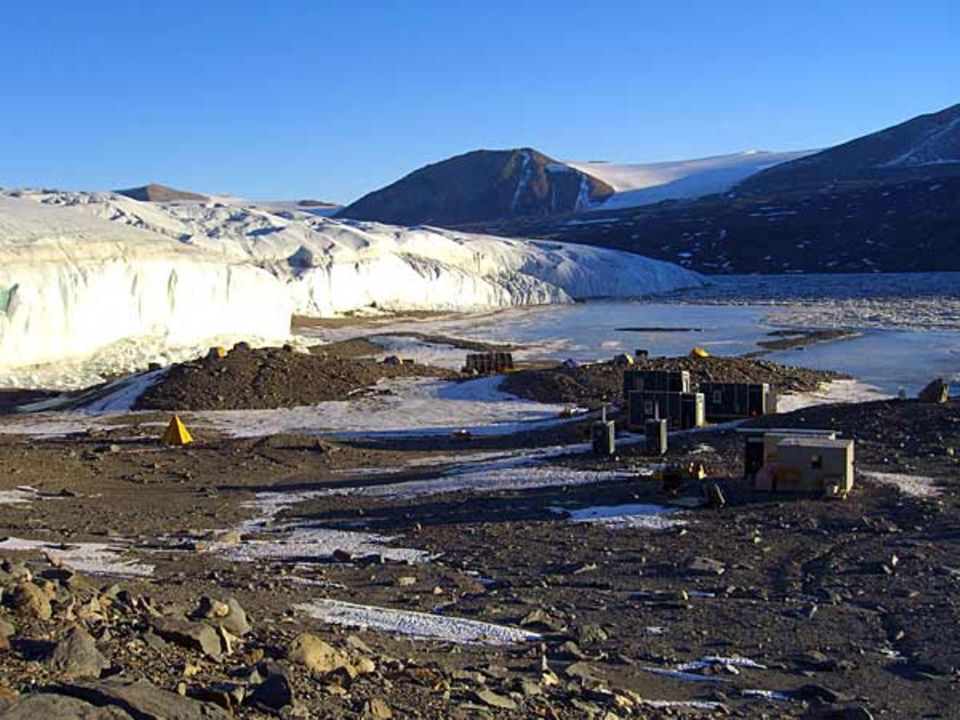 Das Forscher-Camp am Lake Hoare mit Aussicht auf den Canada Glacier Das Forscher-Camp am Lake Hoare mit Aussicht auf den Canada Glacier