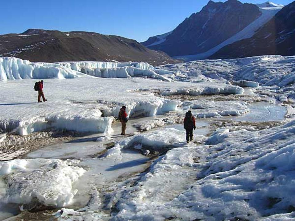 Der "Canada Glacier" ragt als weiße Raupe in das Taylor Valley hinein Der "Canada Glacier" ragt als weiße Raupe in das Taylor Valley hinein