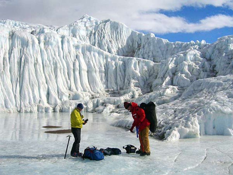 Der Taylor Glacier gehört zu jenen wenigen Gletschern, die es über die Transantarktische Bergkette bis zum Boden der Dry Valleys schaffen Der Taylor Glacier gehört zu jenen wenigen Gletschern, die es über die Transantarktische Bergkette bis zum Boden der Dry Valleys schaffen