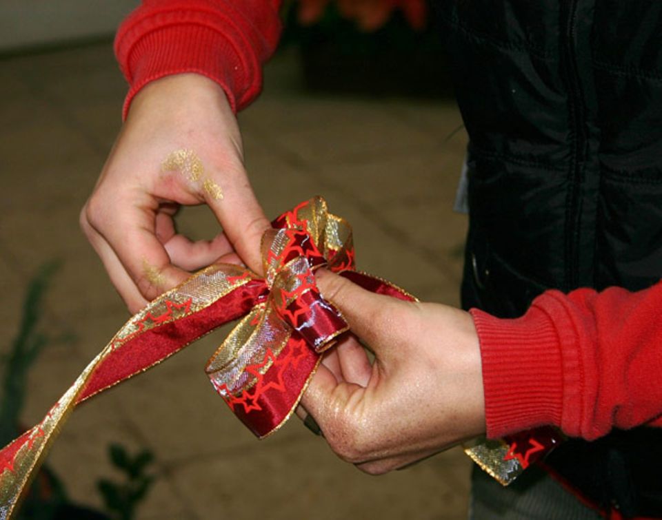 Beruf: Schleifen binden für tolle Weihnachtsgestecke