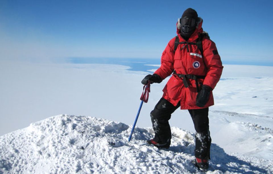 Als das Wetter besser wurde: Lars Abromeit, dick verpackt, auf dem Gipfel des Mt. Erebus