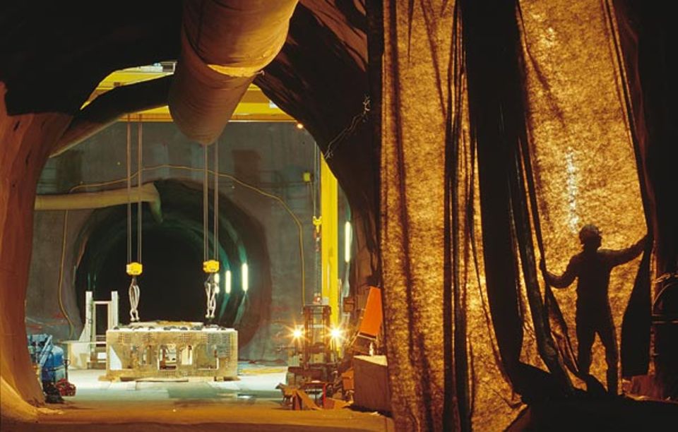 "Zwischenangriff" in Amsteg: In einem Hohlraum von der Größe einer Turnhalle montieren Mechaniker die Tunnelbohrmaschine "Zwischenangriff" in Amsteg: In einem Hohlraum von der Größe einer Turnhalle montieren Mechaniker die Tunnelbohrmaschine
