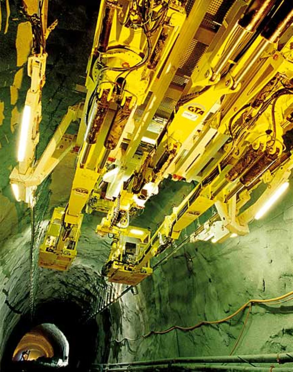 Die Streckenausbaumaschine ist ein "Mädchen für alles": sie führt zwei Arbeitskörbe und einen Spritzbetonroboter mit sich und transportiert Stahlträger zum Sichern der Tunnelröhre Die Streckenausbaumaschine ist ein "Mädchen für alles": sie führt zwei Arbeitskörbe und einen Spritzbetonroboter mit sich und transportiert Stahlträger zum Sichern der Tunnelröhre