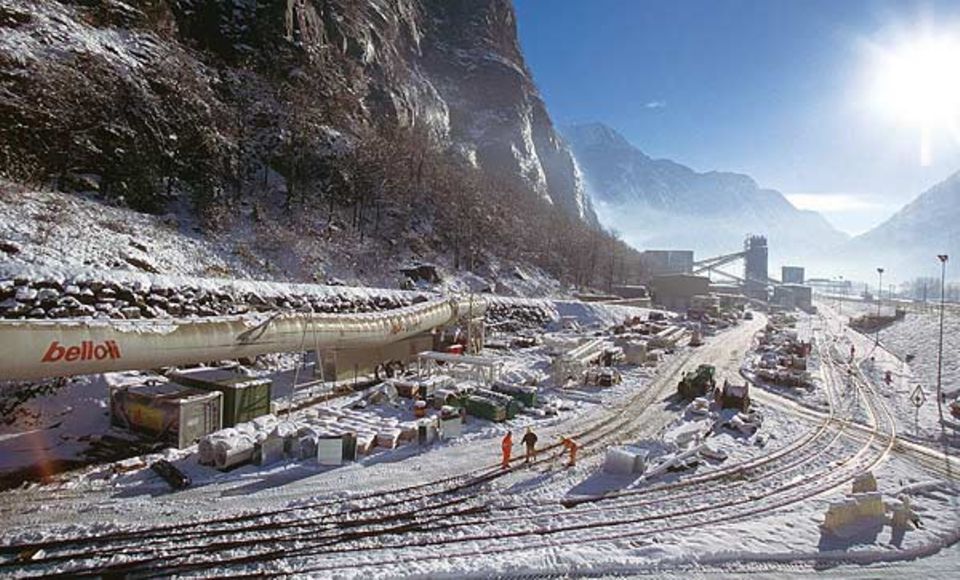 Gigantische Baustelle: das Südportal des Tunnels in Bodio Gigantische Baustelle: das Südportal des Tunnels in Bodio