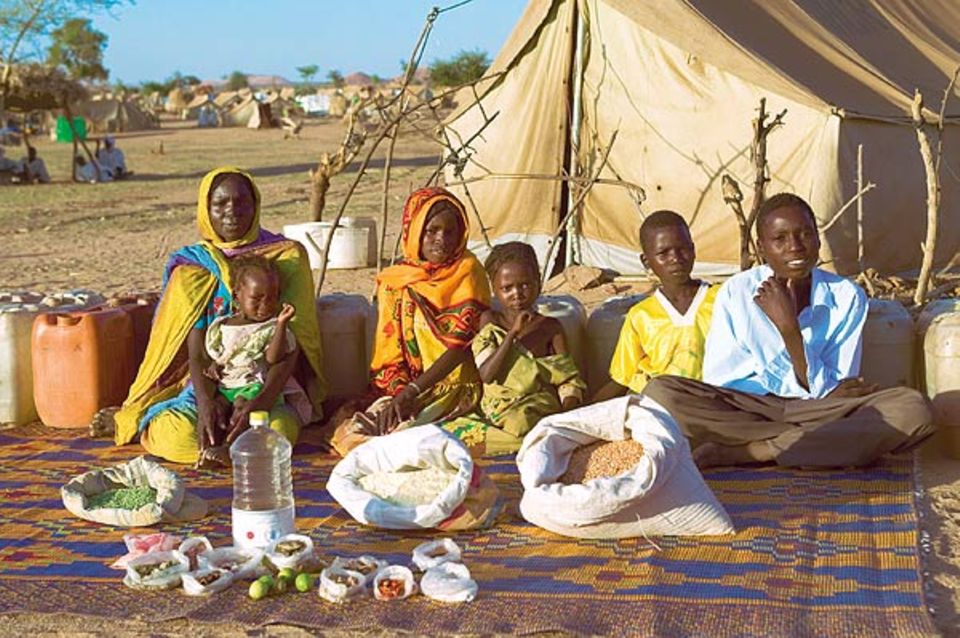 Hirse und Mais sind die Hauptnahrungsmittel für Abdel Kerim (rechts) und seine Familie, dazu ein paar Früchte, Öl und Zucker. Das ist nicht viel - aber besser als zu hungern Hirse und Mais sind die Hauptnahrungsmittel für Abdel Kerim (rechts) und seine Familie, dazu ein paar Früchte, Öl und Zucker. Das ist nicht viel - aber besser als zu hungern