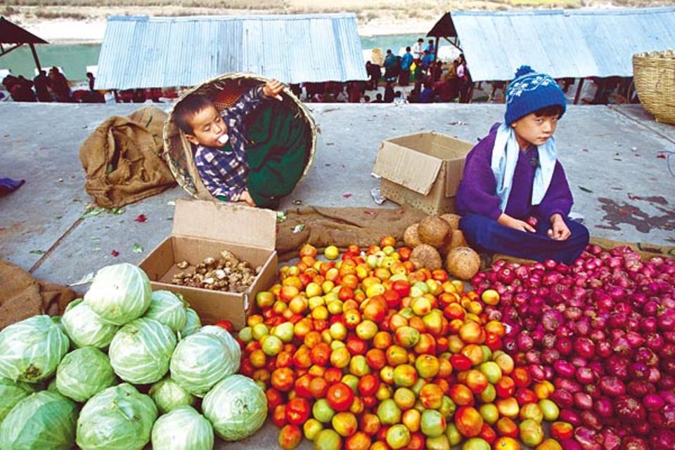 Das Obst und Gemüse gibt es zum Beispiel auf dem Markt von Wangdi Phodrang zu kaufen, zwei Fußstunden von Shingkhey entfernt Das Obst und Gemüse gibt es zum Beispiel auf dem Markt von Wangdi Phodrang zu kaufen, zwei Fußstunden von Shingkhey entfernt