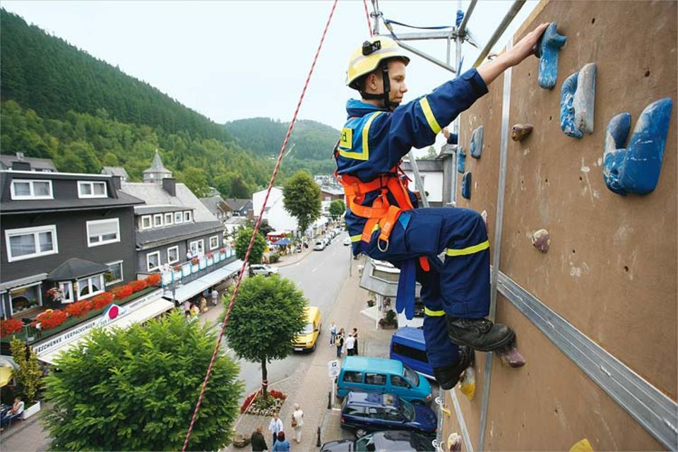 Wichtig für den Notfall: Regelmäßiges Training an der Kletterwand Wichtig für den Notfall: Regelmäßiges Training an der Kletterwand
