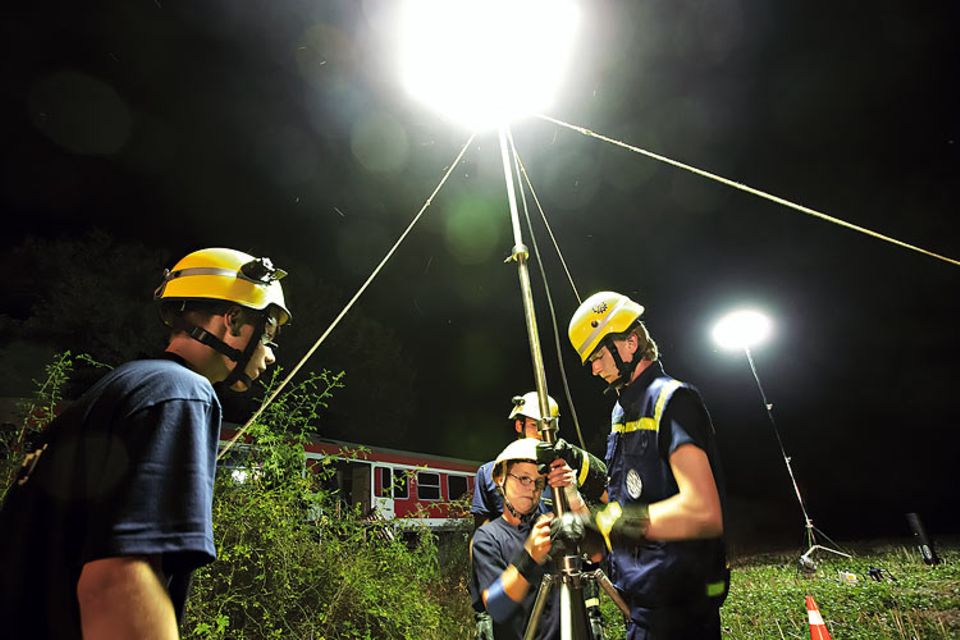 Die großen zeigen den kleinen, wie man einen Flutlichtstrahler aufbaut Die großen zeigen den kleinen, wie man einen Flutlichtstrahler aufbaut