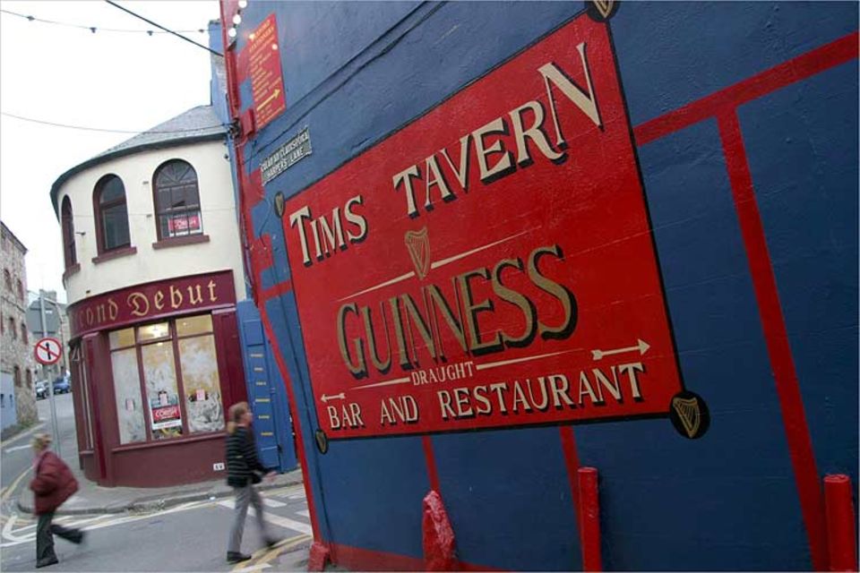 Zu einem gelungenen Besuch im Pub gehört auch das richtige Getränk: das dunkle Guinness