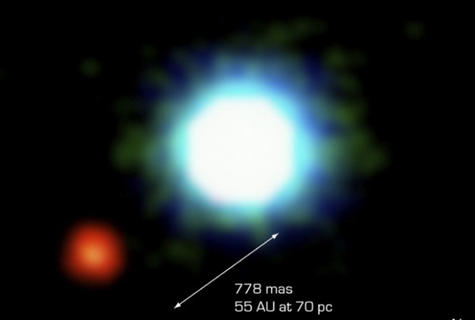 Das erste Bild einer fremden Welt, fotografiert im April 2004: Der Braune Zwerg 2M 1207 wird in etwa 8,2 Milliarden km Entfernung von einem rötlich erscheinenden Planeten umkreist Das erste Bild einer fremden Welt, fotografiert im April 2004: Der Braune Zwerg 2M 1207 wird in etwa 8,2 Milliarden km Entfernung von einem rötlich erscheinenden Planeten umkreist