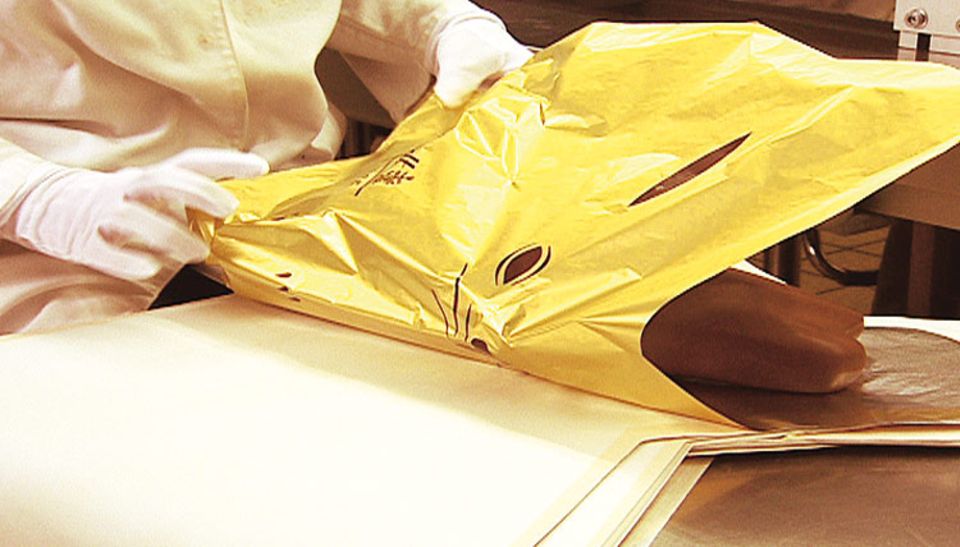Hinter den Kulissen: Nun bekommt der Schokoladenhase sein goldenes "Kleid"