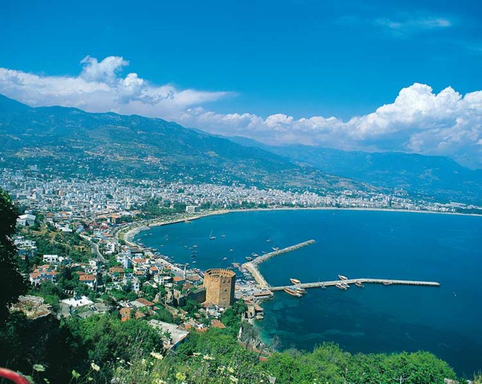 Alanya ist einer der beliebtesten Badeorte an der türkischen Riviera und liegt 135 Kilometer östlich von Antalya Alanya ist einer der beliebtesten Badeorte an der türkischen Riviera und liegt 135 Kilometer östlich von Antalya