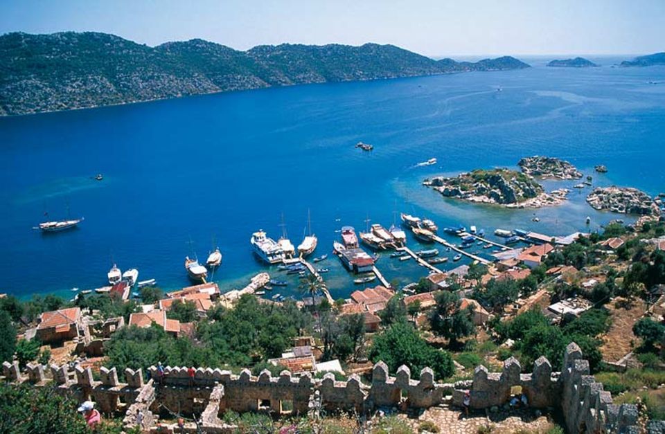 Die Lykische Küste ist eine der reizvollsten Landschaften der Türkei. Antike Amphitheater, lykische Felsgräber und kleine Fischerstädtchen machen den Reiz aus Die Lykische Küste ist eine der reizvollsten Landschaften der Türkei. Antike Amphitheater, lykische Felsgräber und kleine Fischerstädtchen machen den Reiz aus