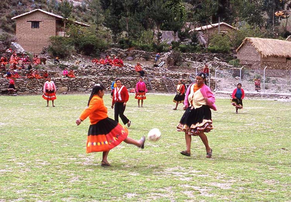 360° - Die GEO-Reportage: Jeden Tag spielen die Bäuerinnen auf 3.850 Meter Höhe gemeinsam Fußball. Kicken ist für sie Spaß, Spannung und auch Flucht vor ihrem Alltag aus Feldarbeit, Haushalt und Kinderversorgung