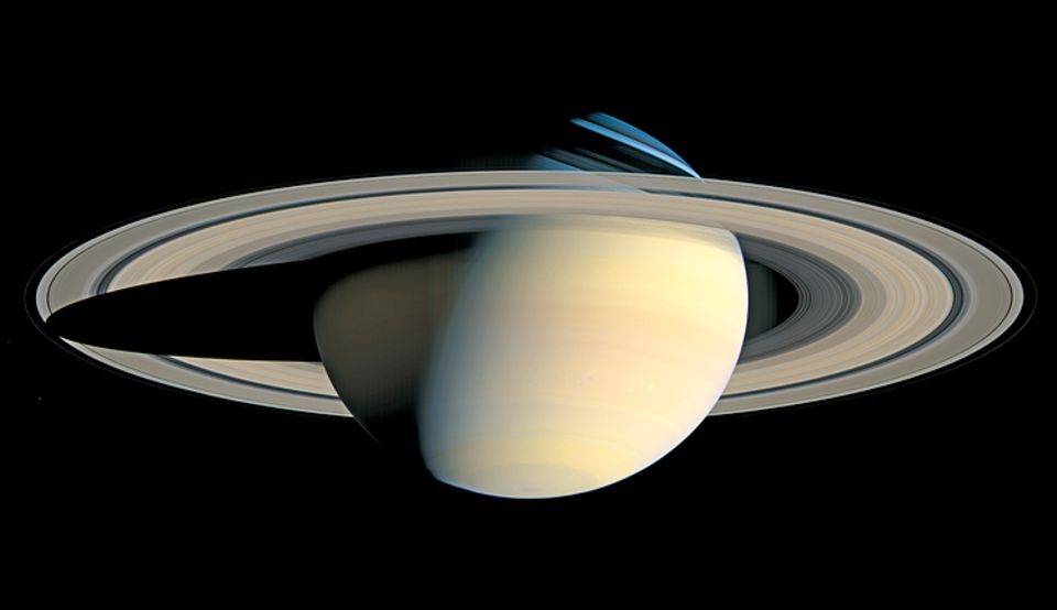 Die Sonde "Cassini" hat am 6. Oktober 2004 aus 6,3 Millionen Kilometer Entfernung dieses bislang detailreichste Farbfoto des Saturn aufgenommen