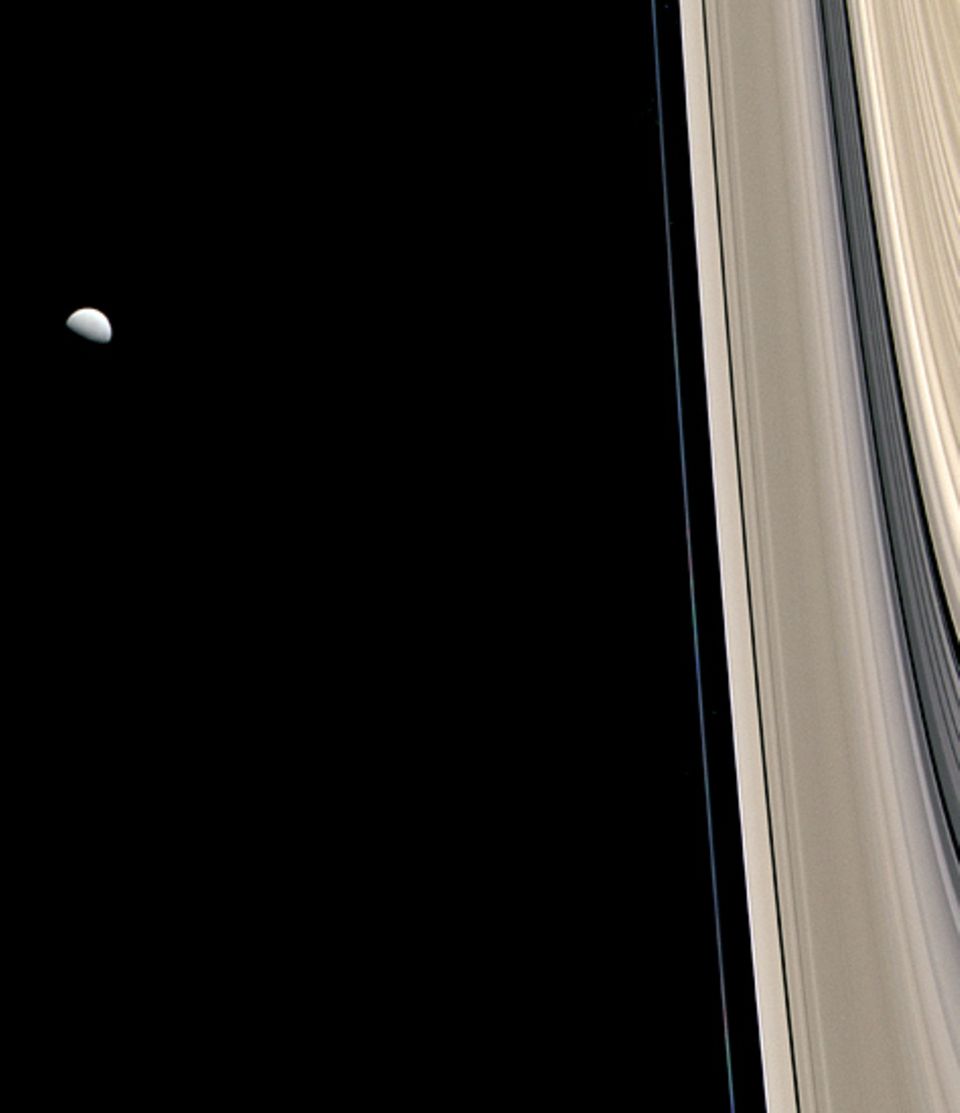 Mehr als 100.000 einzelne Ringe sind am Saturn unterscheidbar. Sie bestehen vor allem aus Brocken fast reinen Eises, die den Planeten umkreisen Mehr als 100.000 einzelne Ringe sind am Saturn unterscheidbar. Sie bestehen vor allem aus Brocken fast reinen Eises, die den Planeten umkreisen