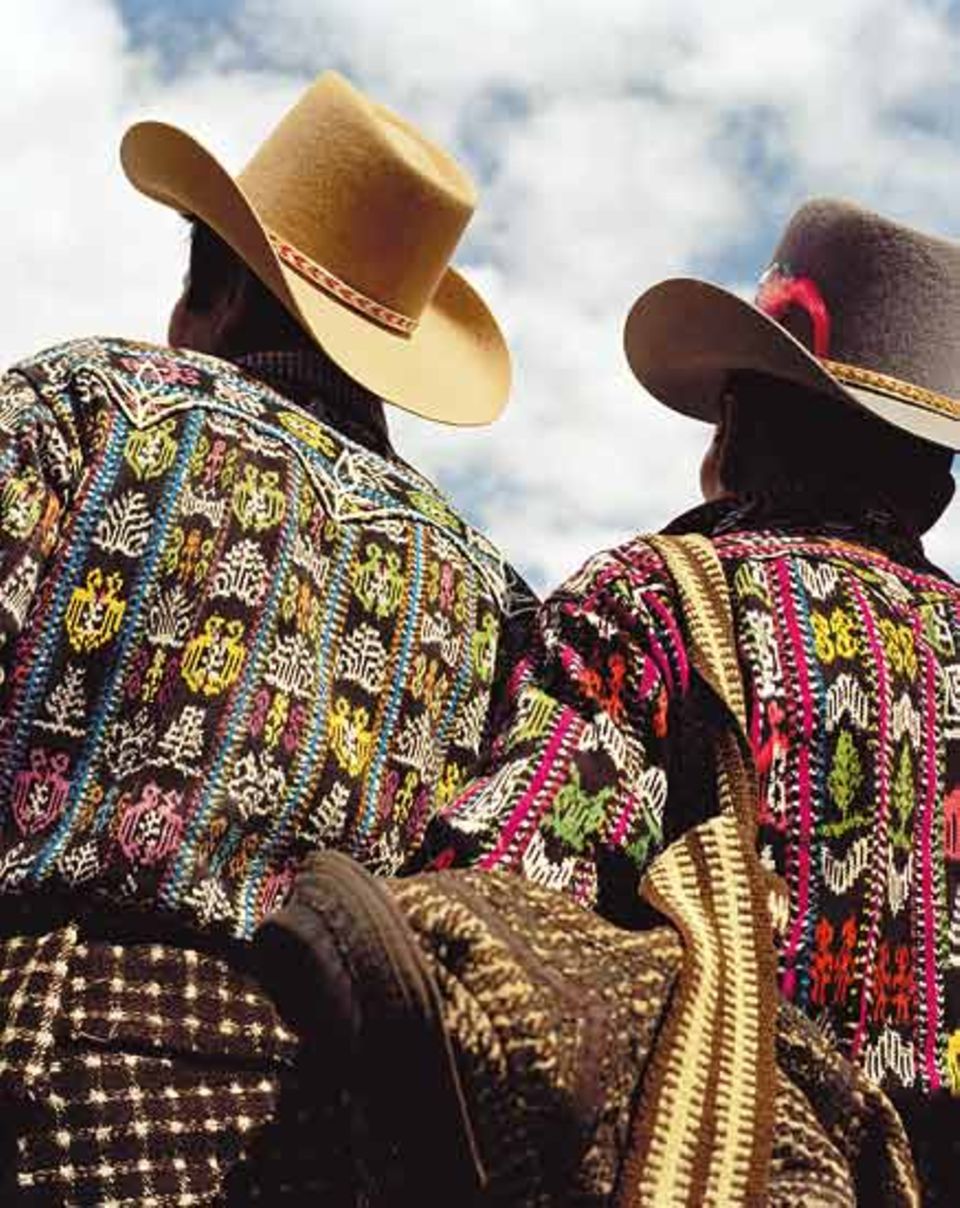 Junge Bauern in Sololá tragen stolz ihre Ponchos mit traditionellen Mustern Junge Bauern in Sololá tragen stolz ihre Ponchos mit traditionellen Mustern