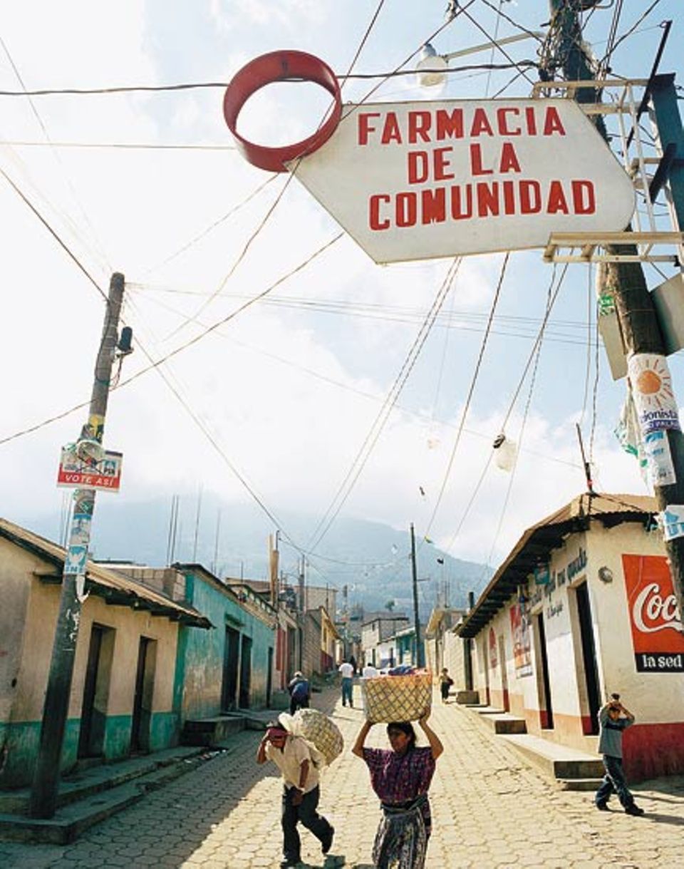 Reisenden, die den Volcán de Agua besteigen wollen, machen gern Station im nahen Santa María de Jesús, wo sie - falls erforderlich - auch eine Apotheke vorfinden Reisenden, die den Volcán de Agua besteigen wollen, machen gern Station im nahen Santa María de Jesús, wo sie - falls erforderlich - auch eine Apotheke vorfinden