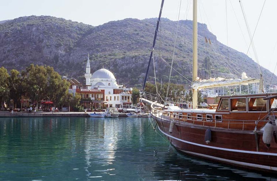 Früher war Bozburun ein Schmugglernest, heute legen Yachten an; die Segler suchen im Schatten der Moschee die Leichtigkeit des dörflichen Seins Früher war Bozburun ein Schmugglernest, heute legen Yachten an; die Segler suchen im Schatten der Moschee die Leichtigkeit des dörflichen Seins