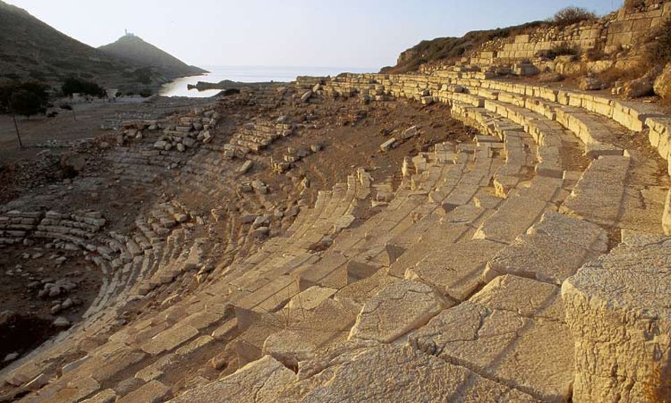 Mit 20.000 Einwohnern war Knidos die Metropole der Region, die Ärzteschule machte sie zu einem geistigen Zentrum der Antike. Bis heute künden die Ruinen des Amphitheaters oder die Details der prunkvollen Nekropole vom einstigen Wohlstand Mit 20.000 Einwohnern war Knidos die Metropole der Region, die Ärzteschule machte sie zu einem geistigen Zentrum der Antike. Bis heute künden die Ruinen des Amphitheaters oder die Details der prunkvollen Nekropole vom einstigen Wohlstand
