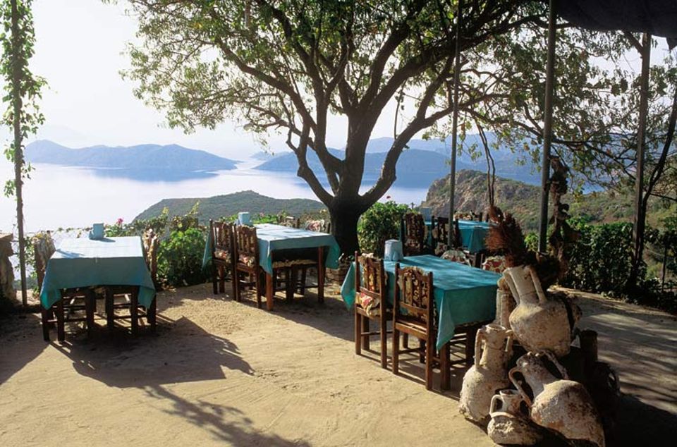 Die schönsten Fleckchen der Gegend? Tagsüber, sagen die Einheimischen, ist es der Aquariumstrand bei Palamutbükü, abends das Restaurant "Manzara" - samt weitem Blick über die Bucht von Sögüt. Dazu serviert Wirtin Irena fangfrischen Fisch Die schönsten Fleckchen der Gegend? Tagsüber, sagen die Einheimischen, ist es der Aquariumstrand bei Palamutbükü, abends das Restaurant "Manzara" - samt weitem Blick über die Bucht von Sögüt. Dazu serviert Wirtin Irena fangfrischen Fisch