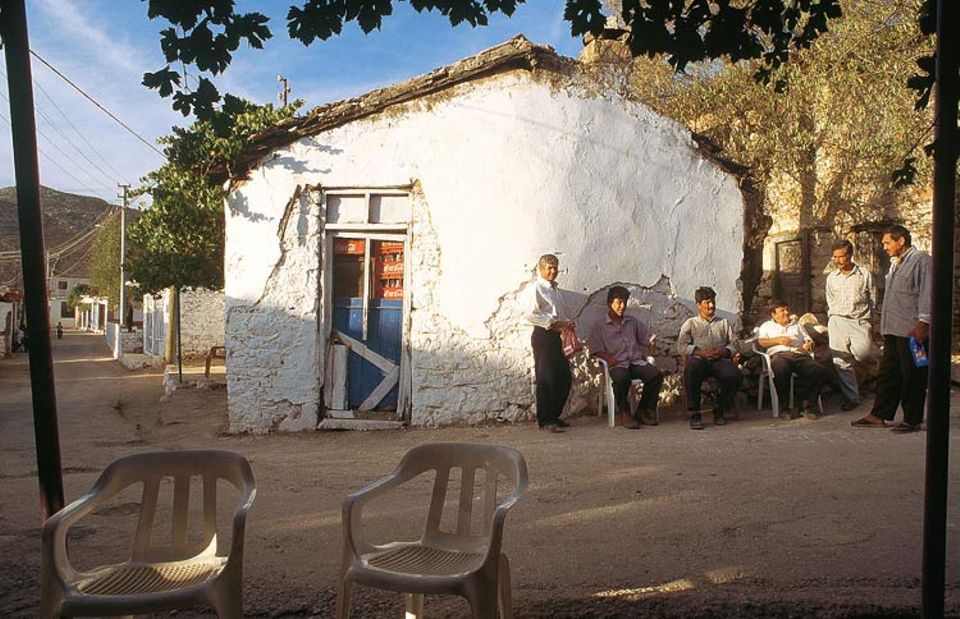 Vor dem Dorfcafé treffen sich die Männer und diskutieren den Lauf der Welt. Im Sommre gehen viele nach Marmaris, um in den Hotels und Geschäften der Touristenhochburg ihr Geld zu verdienen. Nach der Saison kehren sie heim - und sitzen wieder vor dem Café und reden Vor dem Dorfcafé treffen sich die Männer und diskutieren den Lauf der Welt. Im Sommre gehen viele nach Marmaris, um in den Hotels und Geschäften der Touristenhochburg ihr Geld zu verdienen. Nach der Saison kehren sie heim - und sitzen wieder vor dem Café und reden