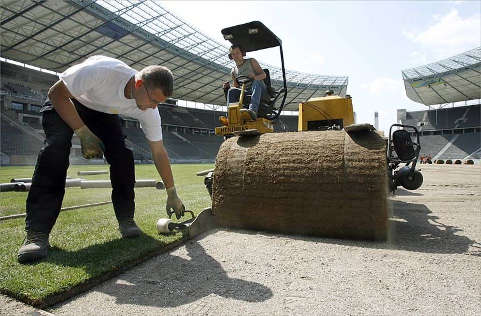 Gärtner einer holländischen Firma verlegen im Berliner Stadion Gras Gärtner einer holländischen Firma verlegen im Berliner Stadion Gras