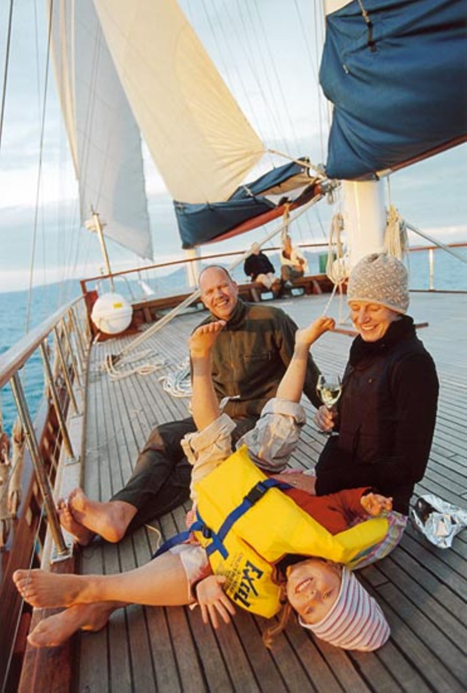 Auf der "Whitsunday Magic" müssen Lynns Eltern Thomas und Katja für Bewegung sorgen - das Meer ist ruhig
