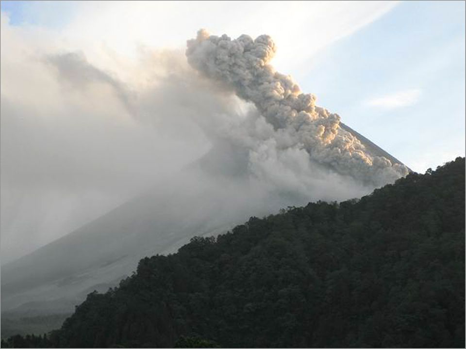 Nach dem verheerenden Erdbeben in Indonesien scheint nun auch der Vulkan Merapi kurz vor einem gewaltigen Ausbruch zu stehen Nach dem verheerenden Erdbeben in Indonesien scheint nun auch der Vulkan Merapi kurz vor einem gewaltigen Ausbruch zu stehen