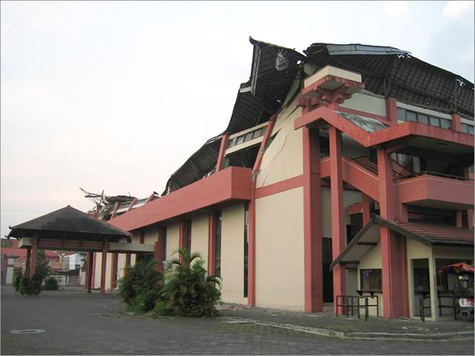 Angeschlagenes Haus neben dem Vulkanobservatorium in Yogyakarta Angeschlagenes Haus neben dem Vulkanobservatorium in Yogyakarta