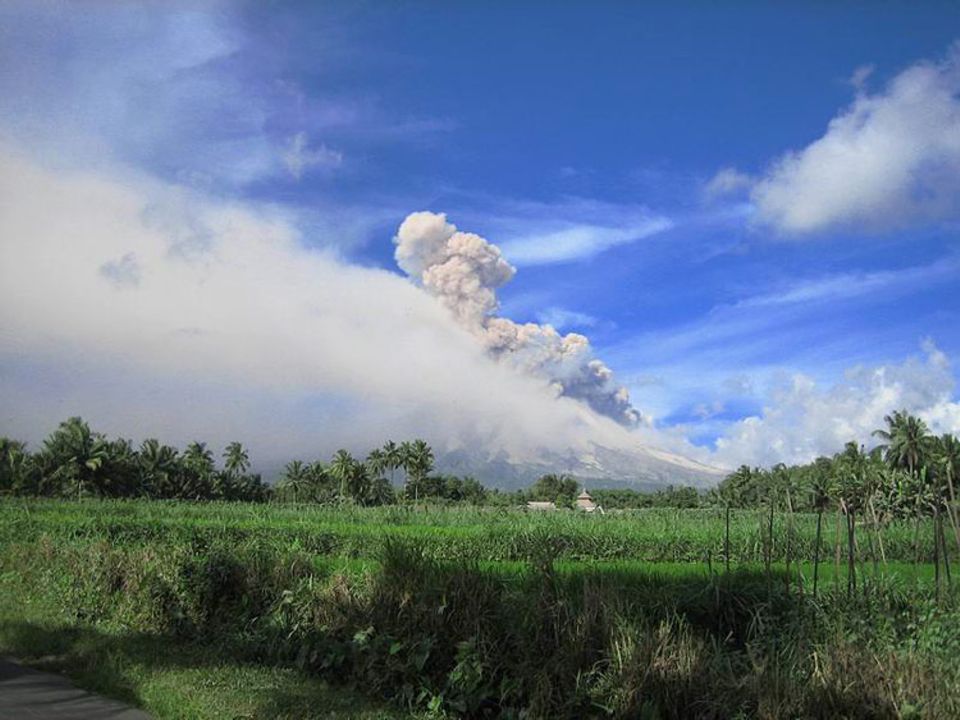 Die Aktivität am Vulkan Merapi: Aufsteigene Phoenixwolke nach einer Feuerwolke Die Aktivität am Vulkan Merapi: Aufsteigene Phoenixwolke nach einer Feuerwolke